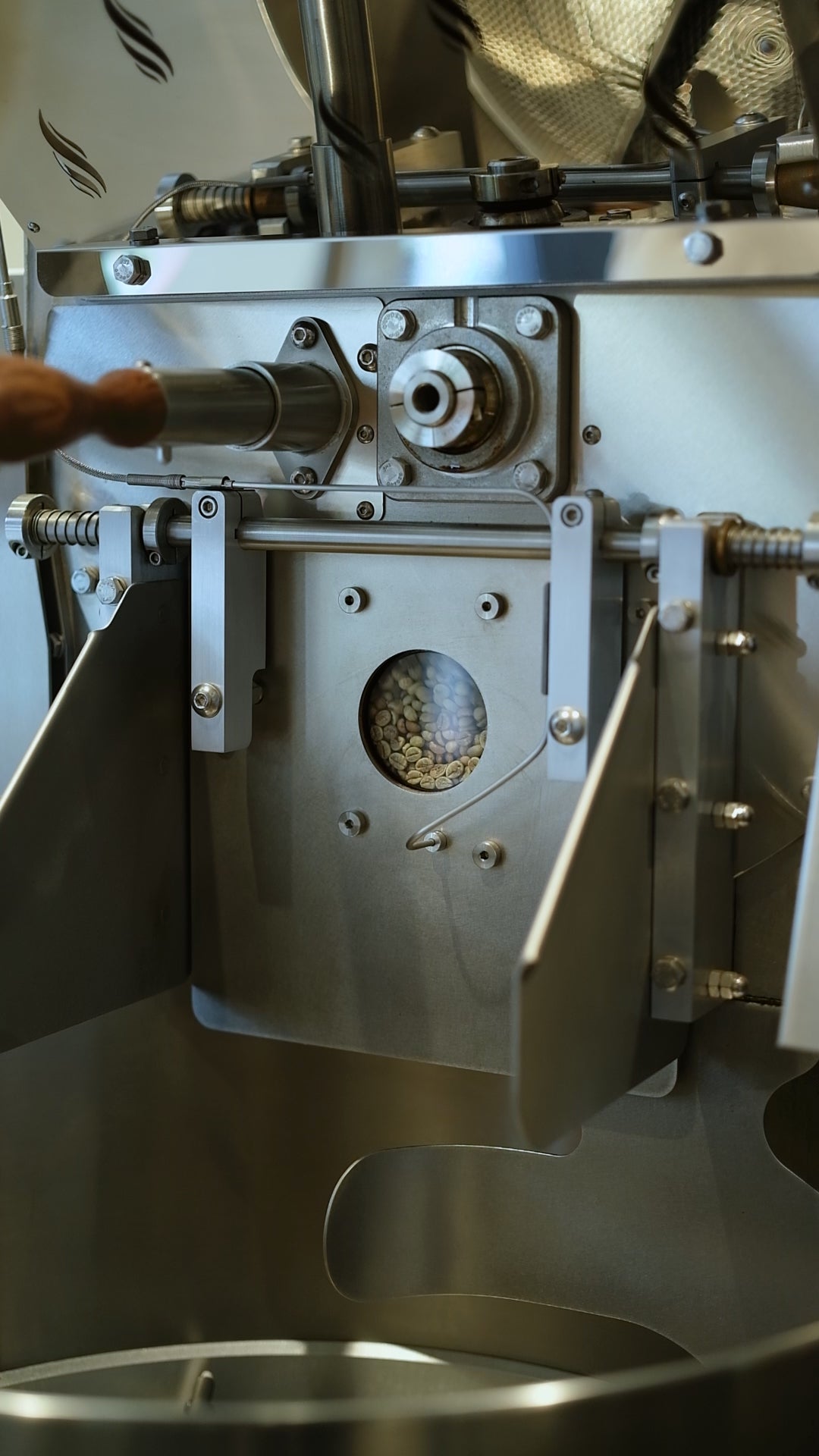 Video laden: <p>Proudly roasted in Hamburg. Unsere eigene Rösterei, im bunten und kreativen Ottensen. </p><p>Bei einer Tasse Specialty Coffee könnt ihr unserem Röstteam zuschauen, wie wir rösten.</p>
