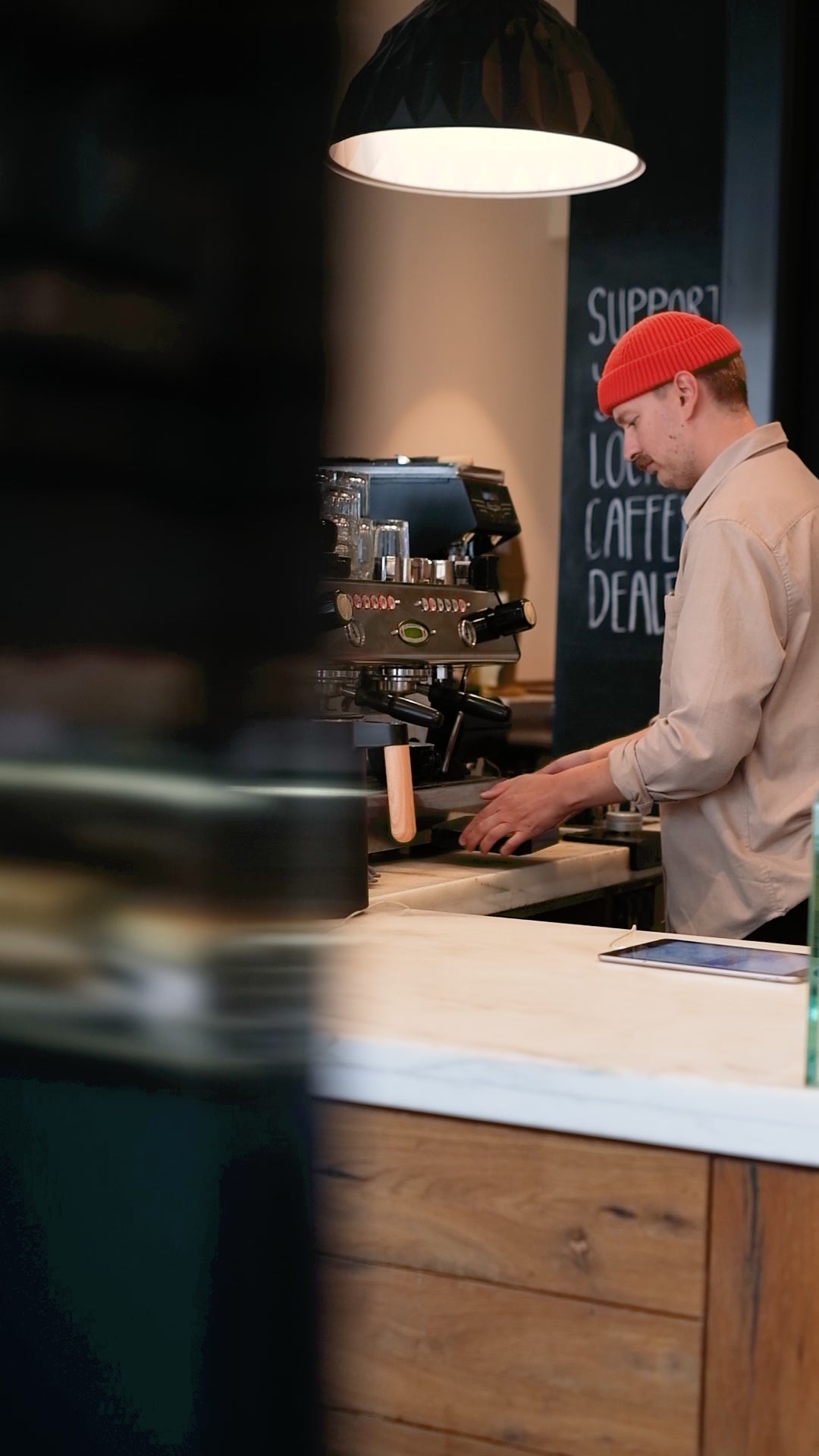 Video laden: <p>CODOS in Hildesheim vereint alle Bedürfnisse von euch - ihr könnt hier entspannt Kaffee trinken und euch zu Kaffee & Kuchen treffen, aber auch gemeinsam oder alleine arbeiten. Es gibt viel Platz, ob vorne beim bunten Treiben oder im hinteren Bereich, wo ihr ruhiger gemeinsame Zeit verbringen könnt. Specialty Coffee meets Gemütlichkeit. </p>